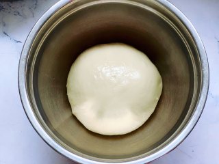 酵母版油条,面团表面抹上少许玉米油，盖上保鲜膜发酵至两倍大。