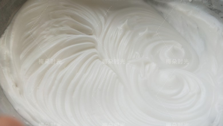 奶油纸杯蛋糕,盆内蛋清呈现明显的纹路。