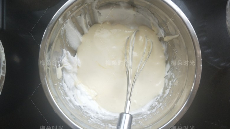 奶油纸杯蛋糕,混合好的面糊再倒进剩余的蛋清里面。翻拌均匀。