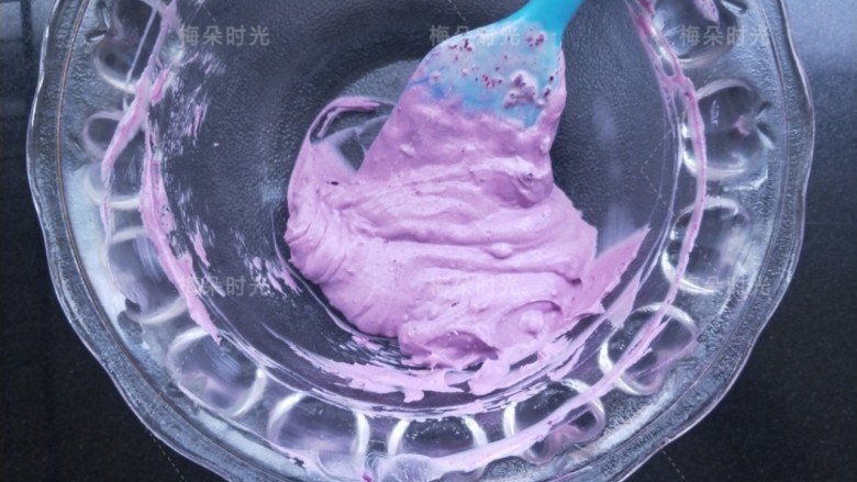 奶油纸杯蛋糕,另外50克奶油加入3~5克紫薯粉，调成糊。看颜色变化而定。
没有紫薯粉也可以不加颜色，直接用原色奶油挤花。