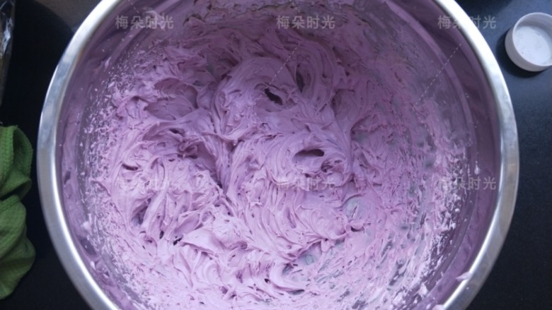 奶油纸杯蛋糕,最后做成紫色奶油，装进裱花袋。