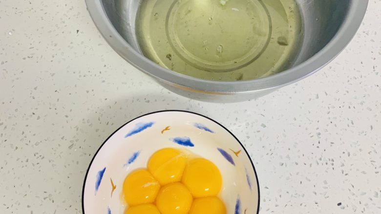 古早蛋糕（青汁）,蛋清蛋黄分离，蛋清的盆子一定要无油无水。