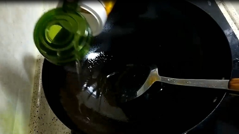 爆炒茭笋,锅烧热后加入一勺油