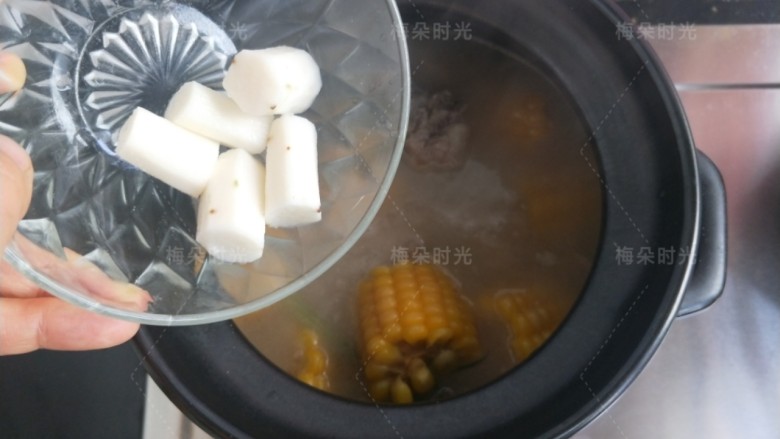 排骨玉米汤,30分钟后加入山药。继续炖煮20分钟。可以加几个枸杞。