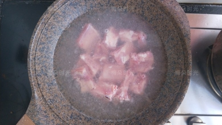 排骨玉米汤,炒锅内加水，排骨冷水下锅。煮出血沫捞出，