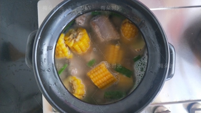 排骨玉米汤,然后转入砂锅，排骨，玉米，都放进去。然后加盐。加热水，水加多一点。先大火烧开。再小火炖煮。