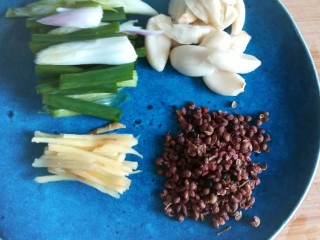 椒香辣子鸡,大蒜拍烂，生姜切丝，葱切长段、花椒
