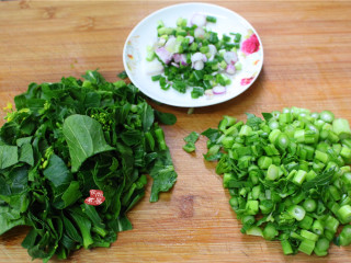 蔬菜瘦肉粥,将菜心泡洗净，捞起沥干，叶梗分别切碎，小葱洗净切碎