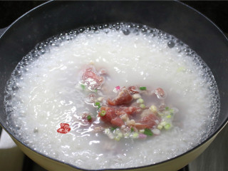 蔬菜瘦肉粥,将腌制过的瘦肉倒入锅中，继续大火煮5分钟左右