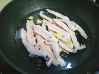 泡鸭爪,鸭爪冷水下锅加生姜八角花椒煮熟，大概15分钟