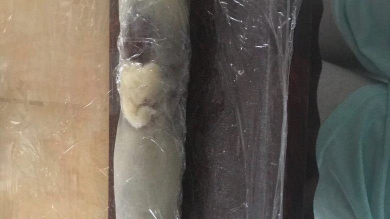豆沙糯米糍,用保鲜膜卷起切块
