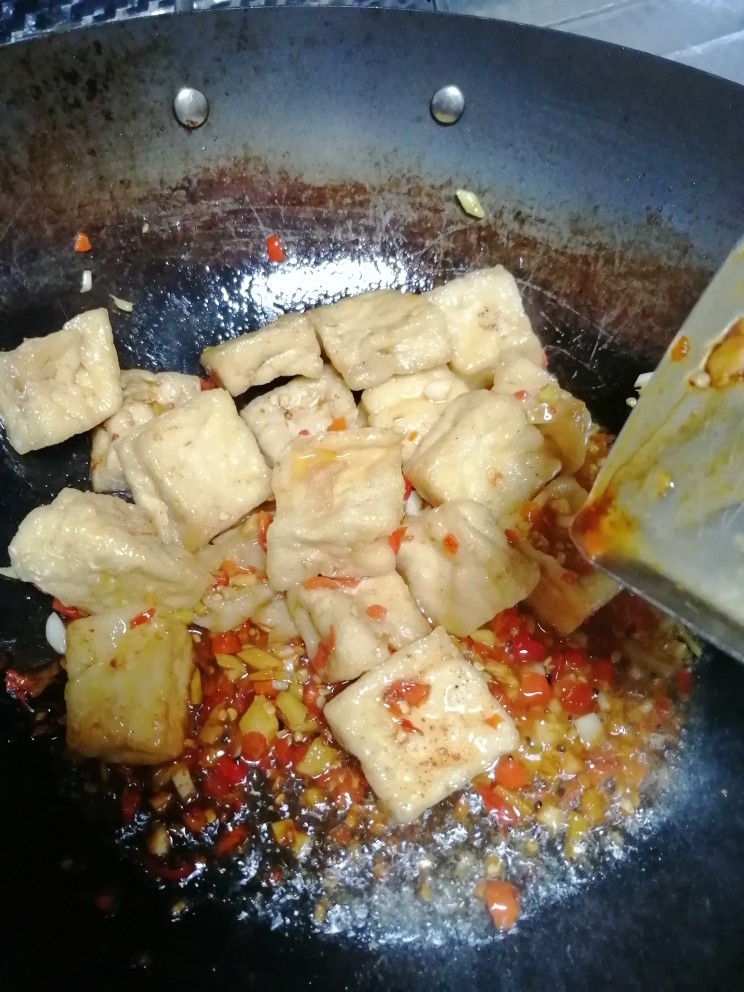 好吃易做的拌油豆腐,加适量酿造酱油