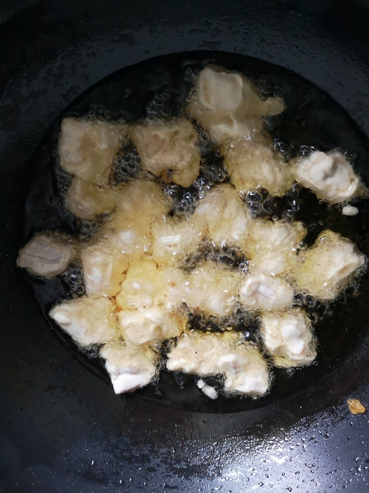 菠萝咕咾肉,锅里倒入多点的油
烧至八成热
把备用的肉片依次放入油锅
炸两遍
