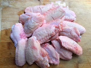 蒜香蚝油鸡翅,首先把鸡翅用清水浸泡1个小时，浸泡好以后，在鸡翅正反面都划上三刀，这样更容易入味。