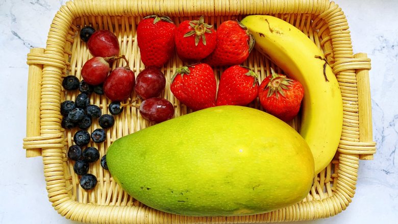 【酸奶水果条】,首先准备好需要的食材，水果可以按自己喜欢的调整。