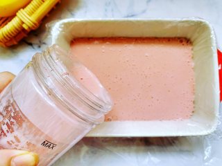 【酸奶水果条】,打开杯盖，倒入打好的草莓酸奶昔，可以看到草莓酸奶昔打得非常细腻，没有残渣，而且奶昔的颜色很鲜艳。如果直接喝奶昔，可以再抽一下真空，这样奶昔可以保存更长一点时间不被氧化。
