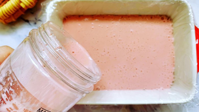 【酸奶水果条】,打开杯盖，倒入打好的草莓酸奶昔，可以看到草莓酸奶昔打得非常细腻，没有残渣，而且奶昔的颜色很鲜艳。如果直接喝奶昔，可以再抽一下真空，这样奶昔可以保存更长一点时间不被氧化。
