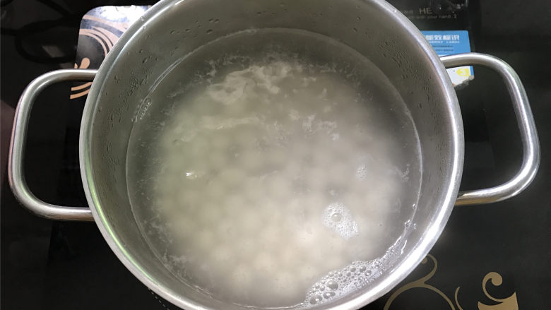多芒小丸子,取一锅，倒入适量水，煮开后把做好的小丸子放入锅中。