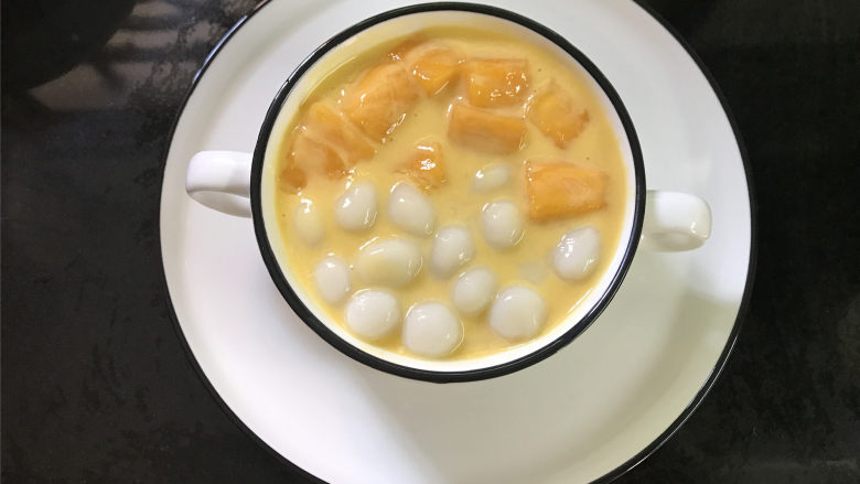 多芒小丸子,把过凉好的小丸子捞出放入碗中，再放入准备好的芒果粒，倒入牛奶芒果汁就可以了。