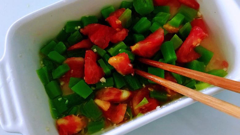 酸甜莴笋,浇在笋丁番茄丁上面，轻轻的用筷子搅拌均匀即可。

