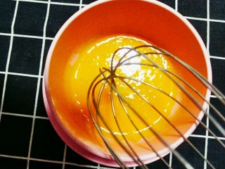 香芋布丁,将蛋黄打发均匀