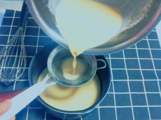 香芋布丁,搅拌均匀过筛，筛入到奶锅中