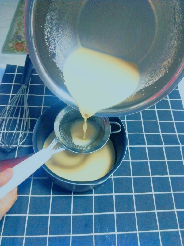 香芋布丁,搅拌均匀过筛，筛入到奶锅中