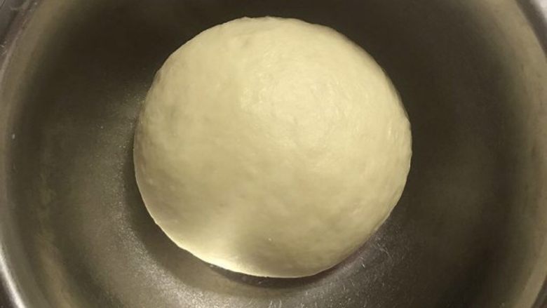 奶香蜜豆面包卷,揉好的面团整理成圆形。
