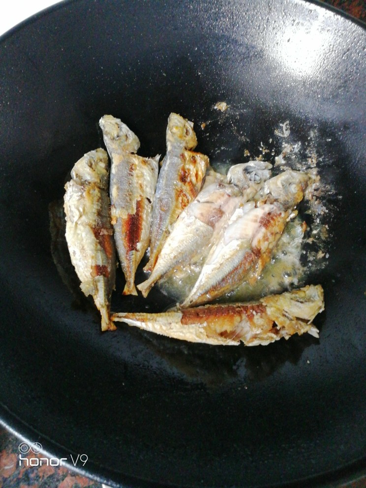 红烧巴浪鱼,煎到一面金黄就能翻另一边煎。