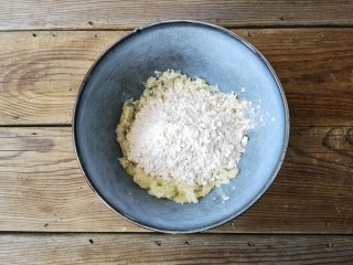 海苔苏打饼干,在土豆泥中加入苦荞蛋糕粉（低粉）。