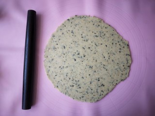 海苔苏打饼干,将面团取出，擀成2㎜厚的薄饼。