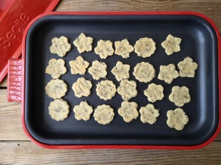 海苔苏打饼干,中小火烘至一面定型后翻面，烘另一面，注意要多翻面，使烘烤均匀。