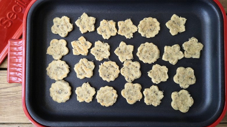 海苔苏打饼干,中小火烘至一面定型后翻面，烘另一面，注意要多翻面，使烘烤均匀。