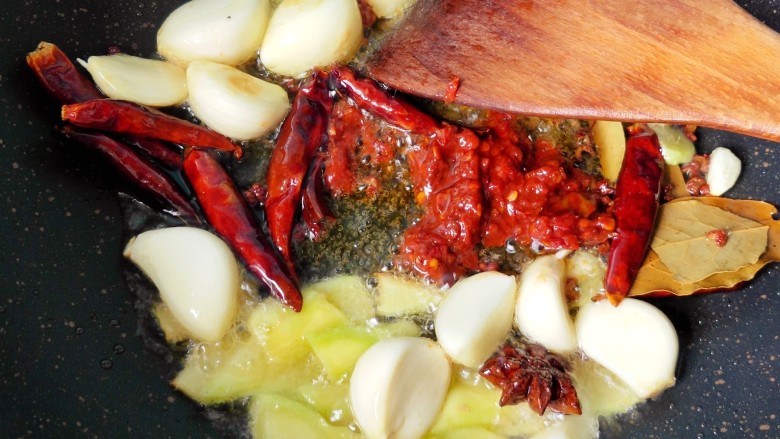 香辣小龙虾,放一勺豆瓣酱炒出红油。