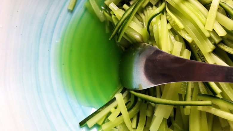 莴笋黄瓜芝麻菜,撇去莴笋黄瓜腌制过程中产生的水分