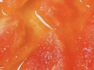 番茄盖浇面,3.再将番茄倒入锅中翻炒，炒熟直到炒出汁液来