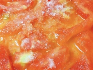 番茄盖浇面,4.往煮好的番茄里加入适量的温水，糖和盐。