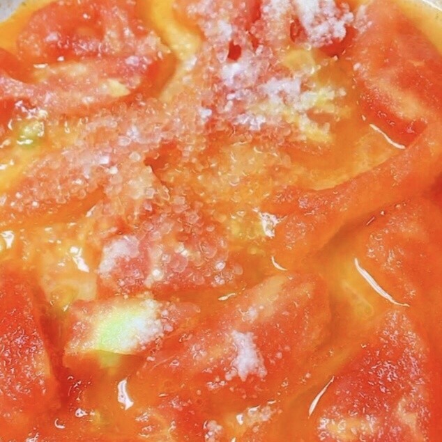 番茄盖浇面,4.往煮好的番茄里加入适量的温水，<a style='color:red;display:inline-block;' href='/shicai/ 10588'>糖</a>和盐。