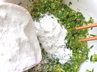 芹菜疙瘩,分次加入适量的面粉