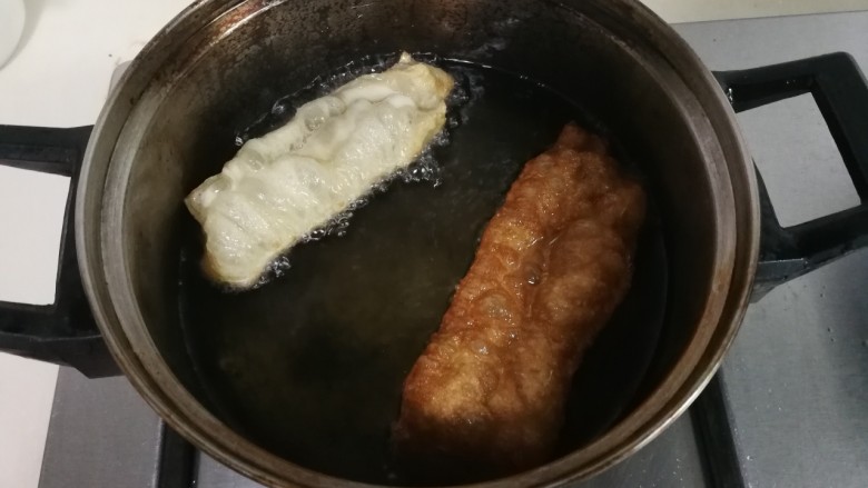 小油条,面条下锅漂浮起来，就用筷子翻滚面条，面条迅速膨胀炸至金黄