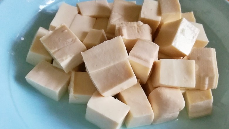 茄香麻婆豆腐，滑溜爽嫩,豆腐切成小块