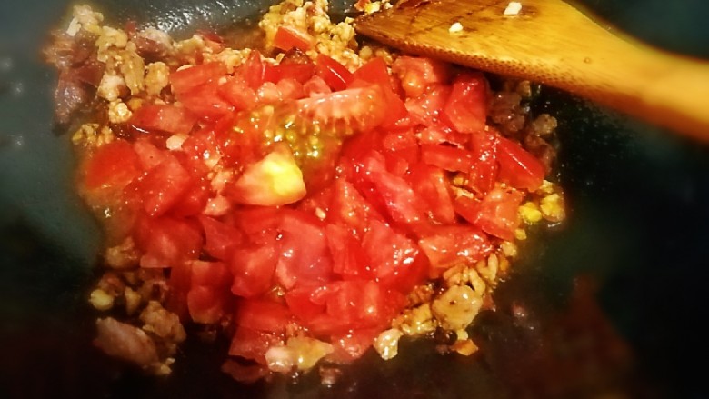 茄香麻婆豆腐，滑溜爽嫩,倒入西红柿