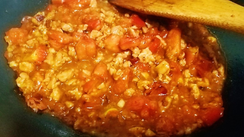 茄香麻婆豆腐，滑溜爽嫩,加西红柿是为调味，所以要将西红柿炒烂，形成西红柿汤汁