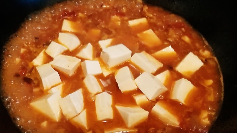 茄香麻婆豆腐，滑溜爽嫩,倒入豆腐炖煮3分钟，中途放入盐