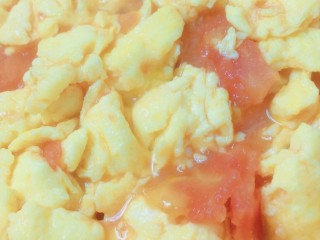 番茄盖浇面,5.待糖溶解完全时再将蛋块倒进番茄中一起翻炒，搅拌均匀至收汁，浓稠。