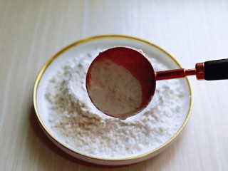 杏仁薏米曲奇饼干,加入玉米淀粉。