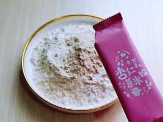 杏仁薏米曲奇饼干,再加入杏仁薏米粉，用小勺翻拌均匀，放旁边备用。