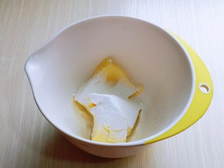 杏仁薏米曲奇饼干,将糖粉过细筛至黄油器具中。