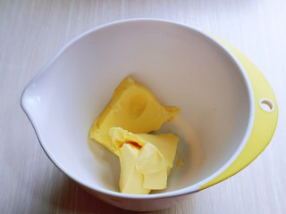 杏仁薏米曲奇饼干,黄油提前室温软化、软化到手指可以轻松按下去，但不能软化成液体。