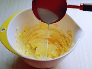 杏仁薏米曲奇饼干,启动电动打蛋器低速打发至颜色变淡、体积膨大、呈羽毛状。分二次加入牛奶、每次都要牛奶与黄油打至完全融合、直到牛奶全部加完。